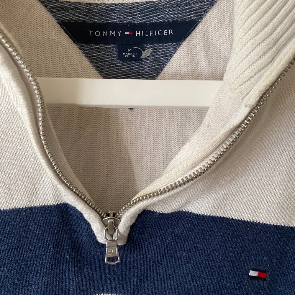 Tommy Hilfiger tröja i herrstorlek M (alltså lite oversize, supersnygg att stoppa in i högmidjade jeans) med dragkedja i kragen. Frakt tillkommer :). Tröjor & Koftor.