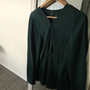 Grön blus - Grön blus från Vero Moda i storlek XL - insytt i mitten (går enkelt att ta bort det). Beroende på hur du föredra passformen för blusen kan blusen även funkar som M/L, för en mer luftigt/oversize passform. Fortfarande i bra skick. Frakt förekommer, men även kan mötas i Göteborg. För fler frågor och bilder kontakta mig!