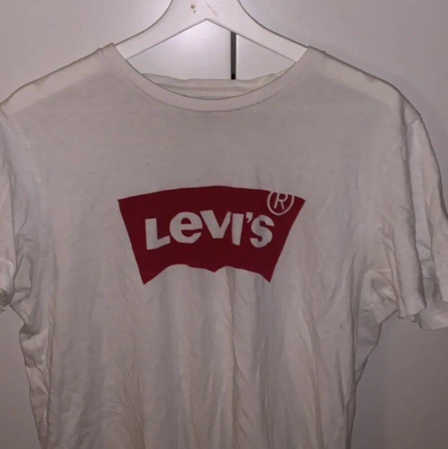 Säljer en oversized Levis t-shirt. Den är köpt från man avdelningen och är i storlek S men är perfekt om du som tjej vill ha en snygg t-shirt som är lagom oversized🥰 Ni kan buda i chatten! Minsta priset är 190kr. T-shirts.
