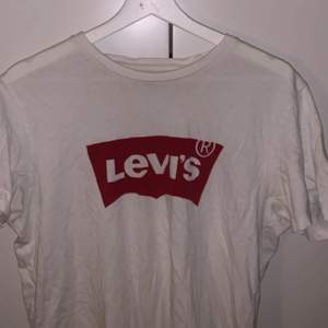 Säljer en oversized Levis t-shirt. Den är köpt från man avdelningen och är i storlek S men är perfekt om du som tjej vill ha en snygg t-shirt som är lagom oversized🥰 Ni kan buda i chatten! Minsta priset är 190kr