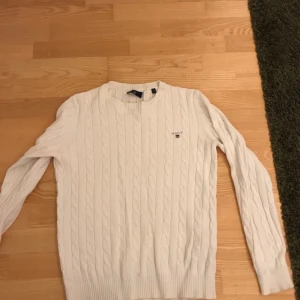 Gant tröja Storlek S - En vit gant tröja i storlek S som är 2 år gammal och är i bra skick