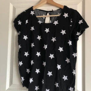 Blus från ONLY - Fin blus från only med stjärnor på! Storlek 36💜 Köparen står för frakt