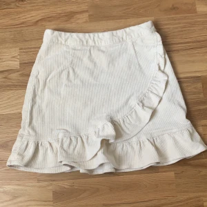 BikBok Kjol - Lägger upp på nytt då tidigare köpare avstod!                     En jättefin kjol i manchestertyg från Bikbok🤩 Har använts många gånger de senaste åren och den är fortfarande i väldigt fint skick, säljer då den är för liten för mig. Dragkedjan är lite seg högst upp men inget man stör sig på! Frakt på 63 kr tillkommer ☀️ 