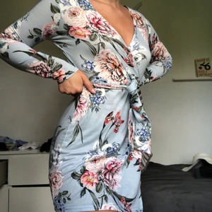 Fin blommig klänning - Blommig klänning från Nelly. Strl S men mer som en XS! Petite längd. Man får så snygg figur i denna!! Använd 1 gång. Jättefin och supertrevlig att ha en fin sommardag eller vid fest!🥰 frakt 63kr