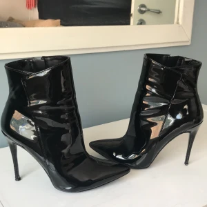 Hög blanka klack - Säljer mina älsklingar efter att använt dem endast en gång, dessa skor är de finaste jag har! Dem är snygga, balla, coola! You name it! Dem sitter som en smäck och är bara helt fantastiska men kan ej ha dem längre då mina fötter vuxit! Nypris på dem var 1200kr pga av äkta läder osv.