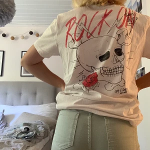 T shirt - Tshirt med tryck på ryggen. Köpt på en secondhand affär på Öland. Man storlek!! Använd fåtal gånger. 