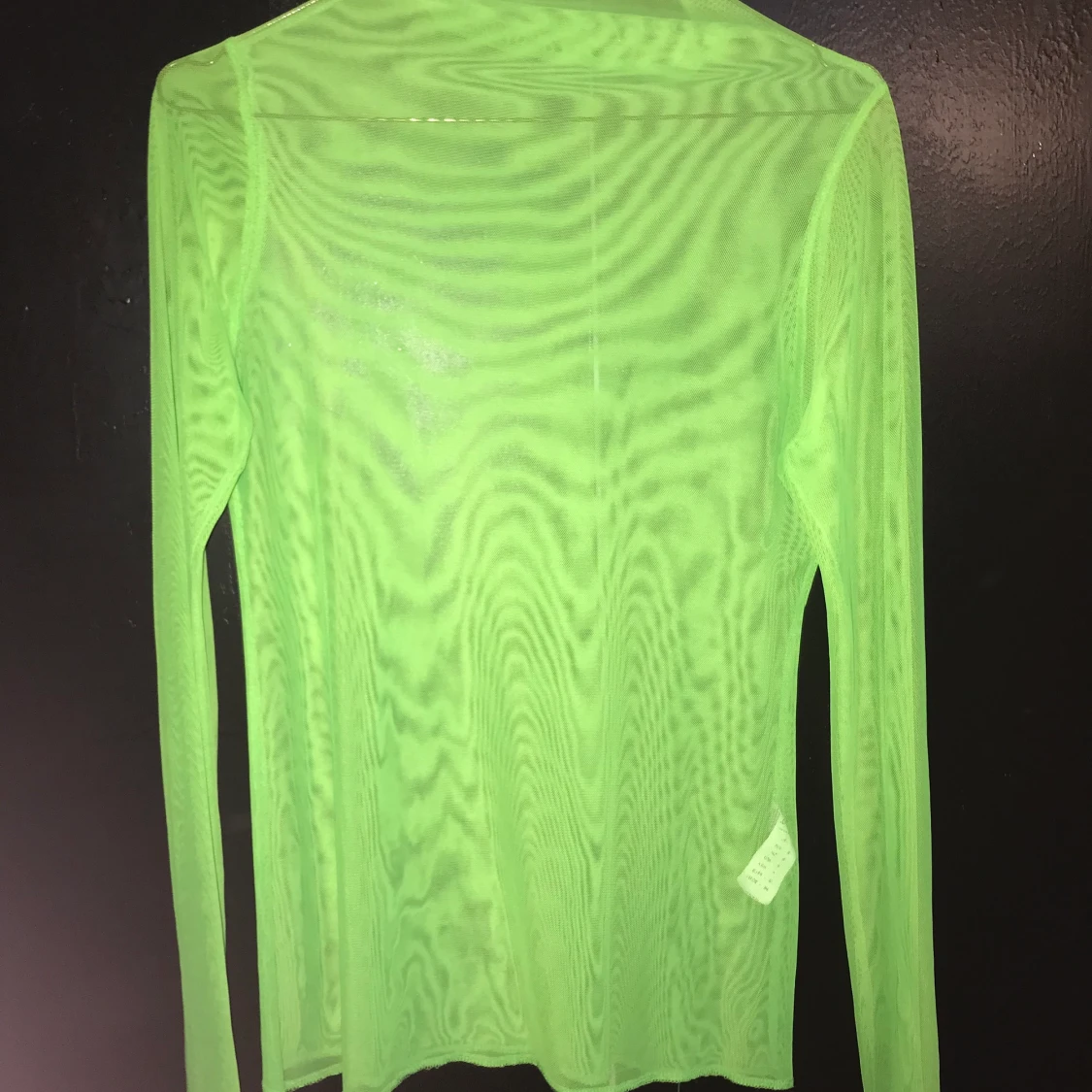 Genom skinlig neon tröja 