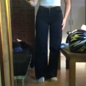 Svarta vida jeans - Intressekoll på dessa jeans från Monki. Köpta för 400kr, aldrig använda 
