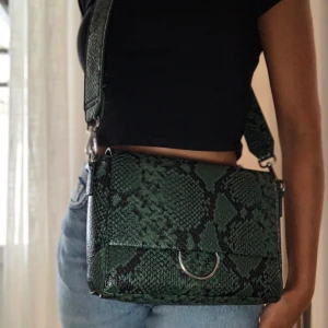 Grön krokodil mönstrad väska  - Super snygg väska, knappt kommit till användning. Rymmer mycket plats. Köparen står för frakt annars kan jag även mötas i Helsingborg ❤️