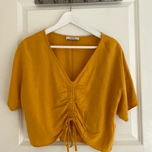 Gul topp - Senapsgul grop top med snörning. 