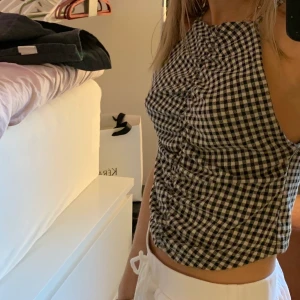 Rutig topp från zara  - Rutig topp från zara som är helt slutsåld. Så trendig och fin. Använd fåtal gånger, därför är den i väldigt fint skick. Storlek M men passar även mig som brukar ha S💗