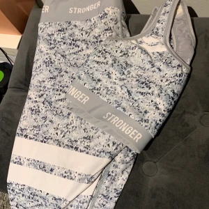 STRONGER set - Säljer detta stilrena set från Stronger. Både tightsen och bhn är i Storlek M. Sport-bhn är liten och passar xs-s och tightsen är normala i storlek. 💕 Buda! ✨✨