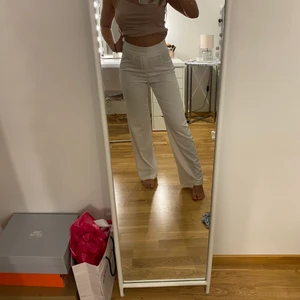 Vita kostymbyxor  - Vita kostymbyxor ifrån bikbok storlek 36 säljer för 120kr köpta för 300