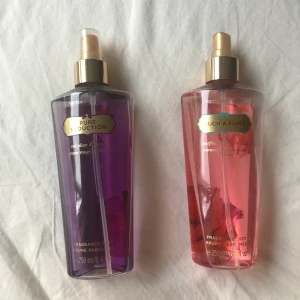 Victoria’s Secret Body Mist - Body mists i dofterna Pure Seduction och Such A Flirt. Se bild 2 för hur mycket om finns kvar. Locket på ena är tyvärr borta. Frakt tillkommer. Nypris 200kr säljer för 35kr/st. Such A Flirt är SÅLD💗💓