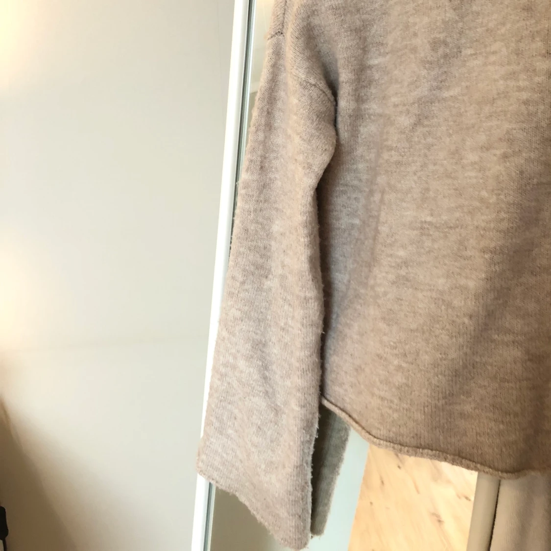 beige tröja med utsvängda ärmar  - 90