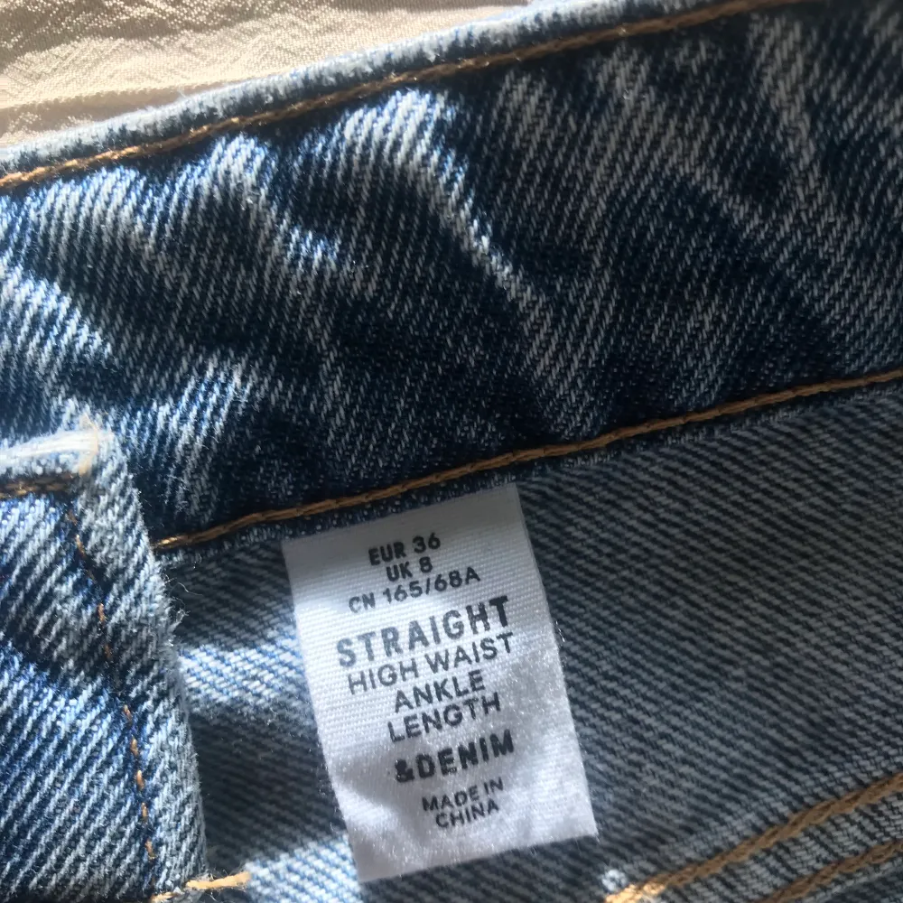 super fina straight leg jeans från HM, aldrig använde pga fel storlek. dålig bild men jeansen är litee korta för mig som är 165. Jeans & Byxor.