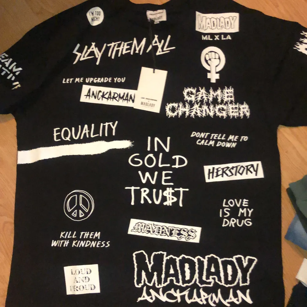 Oversized t-shirt med massa slogans från MADLADY X Lisa Anckarman. Endast testad, har fortfarande etiketten kvar. . Klänningar.