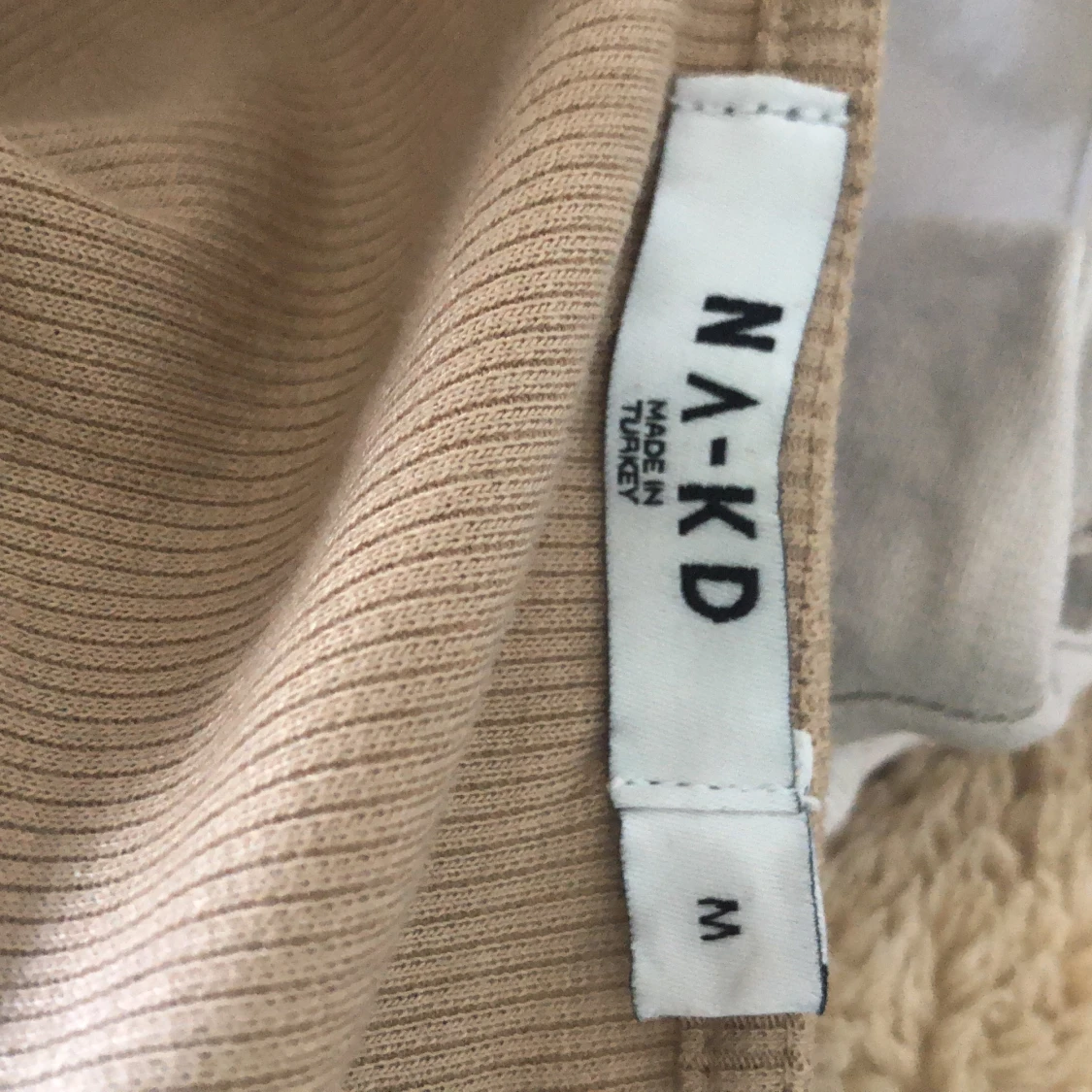 Beige tröja med knappar  - 91