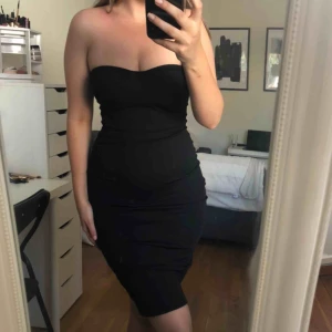  - En supersnygg figurnära klänning som är helt oanvänd, lappen sitter kvar. Passar stl 34 och 36. Nypris 299kr. Frakt tillkommer☺️ 