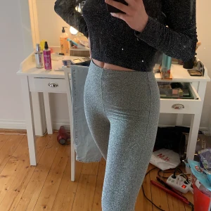 Glittriga tights/byxor från HM - Storlek xs, sitter väldigt bra. Perfekta till nyår mkt glitter🤩
