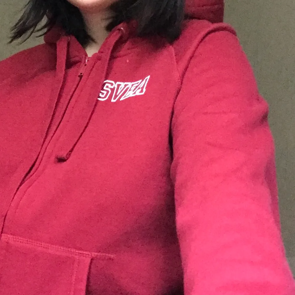 vinröd zip-up hoodie från svea! jäätteskön och helt oanvänd. den är strl xl i barnstrl så skulle säga att den sitter som en större S typ . Hoodies.