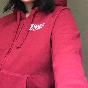vinröd svea zip-up - vinröd zip-up hoodie från svea! jäätteskön och helt oanvänd. den är strl xl i barnstrl så skulle säga att den sitter som en större S typ 