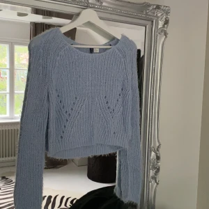 Fin blå stickad tröja - Isblå tröja, cropped, sååå mysigt material 