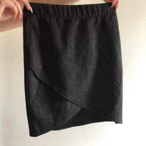 Oanvänd kjol från Bikbok