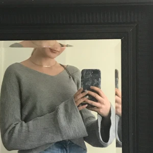 Grå, ribbad tröja från bikbok - Säljer denna jättegulliga tröja från bikbok pga för liten användning. Storlek XS💖 