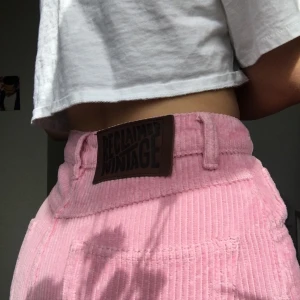 Rosa manchesterbyxor - Måste tyvärr sälja finaste byxorna någonsin eftersom dem sitter för tjat i rumpan på mig:( Köpta på Asos från märket Reclaimed vintage i storlek W24, är aldrig använda och är slut i alla storlekar, hoppas dem får ett nytt hem!💗💗