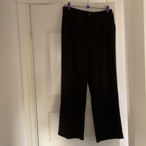 Kostymbyxor  - Super fina kostymbyxor! Använda 1 gång men är tyvärr för stora för mig! Är från märket soft rebels och köpta på sandelins. Byxorna är i storlek L och är inköpta för 900kr