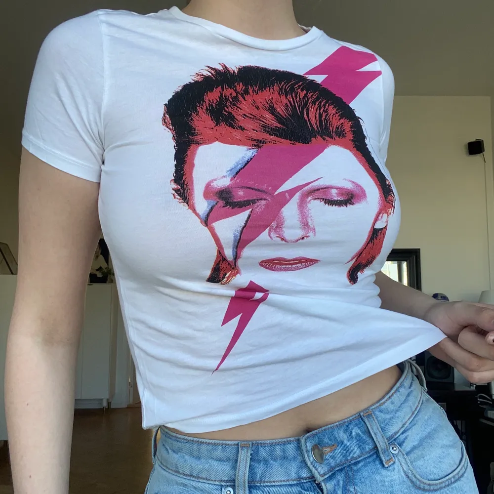 En secondhand fyndad babytee med David Bowie på🥰 Frakt 36kr!. T-shirts.
