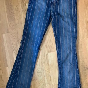 Tommy Hilfiger bootcut jeans! - Bra kvalite och supersnygga och sköna!! Passar storlek 36/38:)