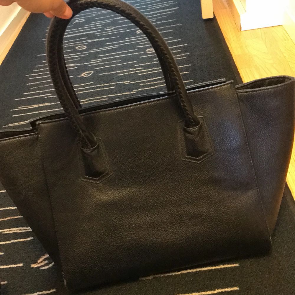 En svart väska. Väskor.