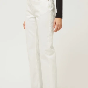 Vita jeans voyage weekday - Superfina jeanse från weekday i modellen voyage!! Väldigt eftertraktade då de med längd 32 är slutsålda. Mina är nya fast köpta här på plick, när de kom fram var de lite för små för mig tyvärr! Buda gärna priset❤️🥰 frakt ca 60 kr❤️