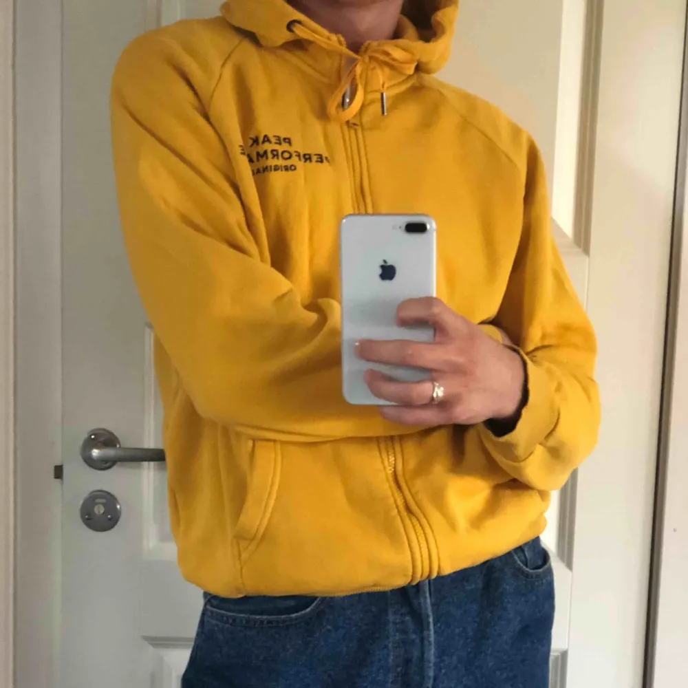 Somrig gul aaaas cool Peak Performance hoodie!! Snygg under jackor som på första bilden. Lager på lager 🥺❤️. Toppen plagg i toppen skick! Köpare står för frakt ✨🤘🏻.. Hoodies.