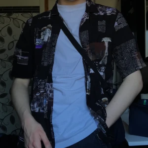 Skjorta med mönster - Snygg skjorta med motiv! Använd en gång! 🖤