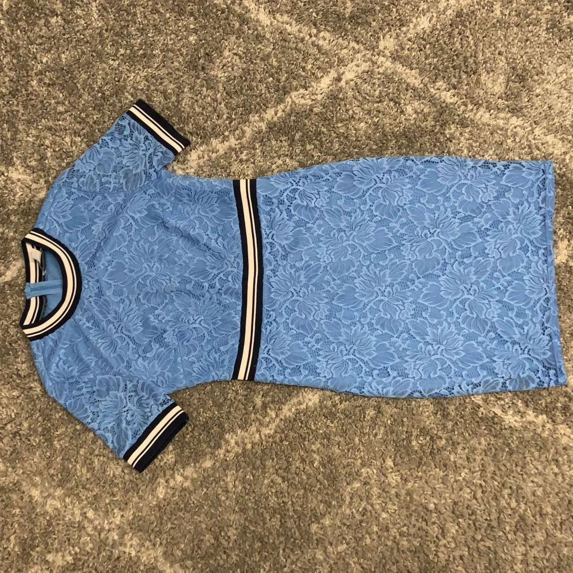 En ljus blå fin spetsklänning