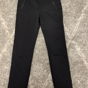 Snygga finare byxor  - Snygga finare byxor med dragkedja och en liten detalj på bakfickan. 