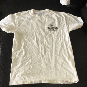 Vit Diamond T-shirt med tryck. - Tryck på ena bröstet och ryggen. Skönt material. Använd 2-3 gånger. Sälja för att den är för liten. Köpt för 350kr. Säljer för 200, priset kan diskuteras.