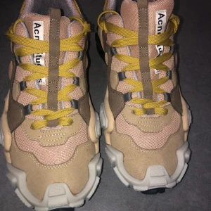 Acne bolzter sneakers - Strl 41, Aldrig använda, perfekt skick, brun beiga. 