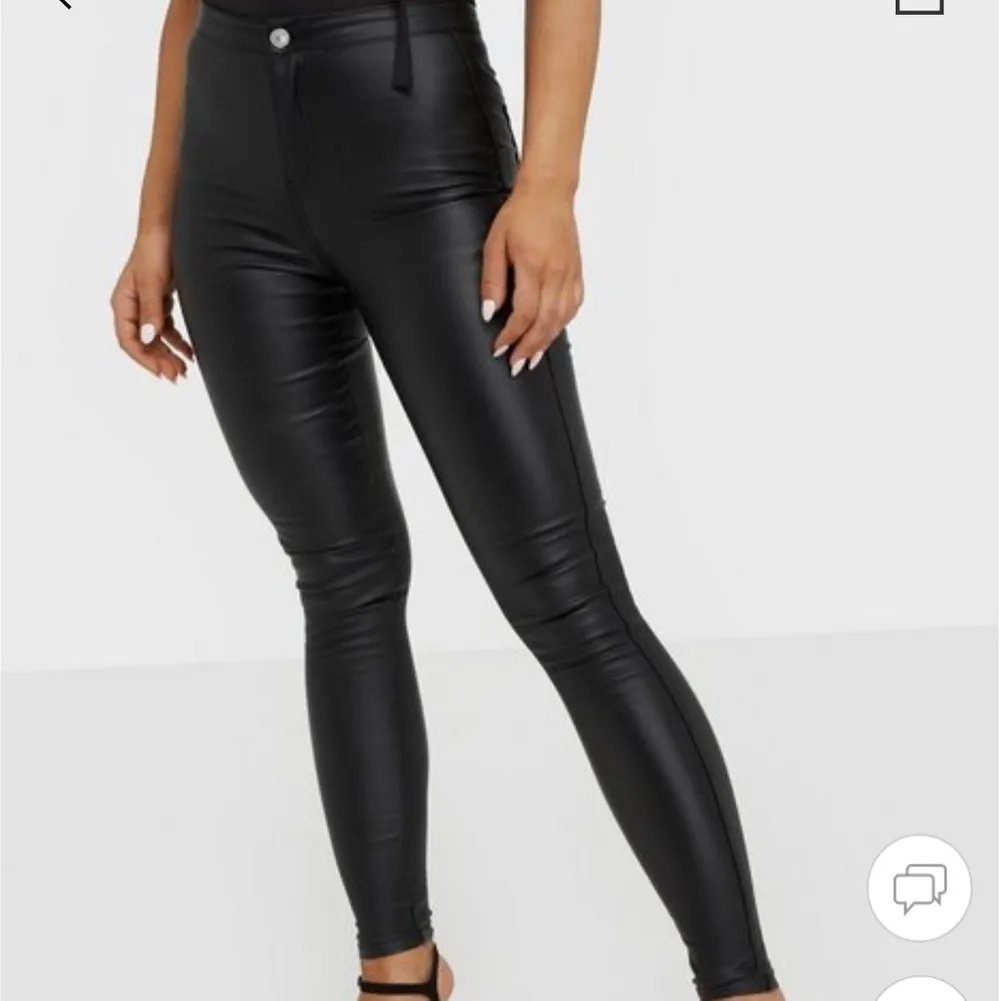 Säljer dessa skinnbyxor från missguided men som är köpta på Nelly.com ❤️❤️ knappt använda!!. Jeans & Byxor.