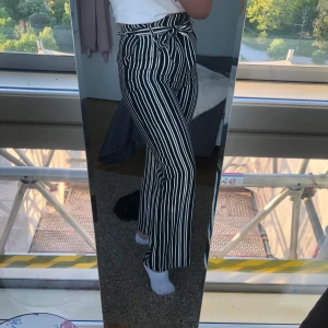 super söta hm byxor  - säljer minna super gulliga hm byxor väldig sköna nu till sommaren då dem är vida och luftiga, jag är 168 å dem sitter bra i längden men hade föredragit dem längre på mig 