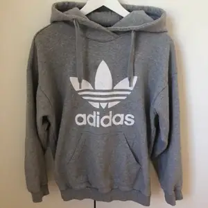 Grå adidas hoodie i storlek 34 (är väldigt oversize så passar större), lite sliten på märket då den är använd mycket men annars i fint skick.