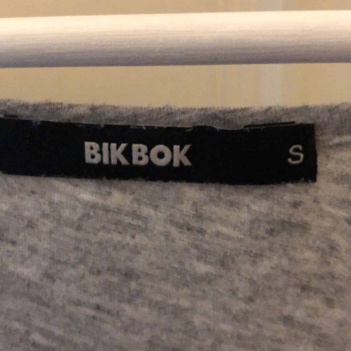 Grå blus med urringning från Bik Bok - 91