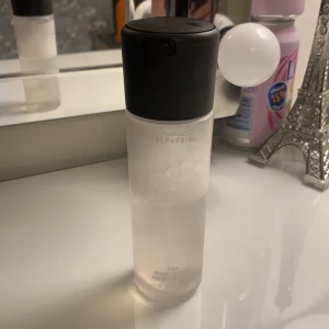 Smink - En halv full ansiktsspray/prep+prime från Mac säljer då jag inte andvänder smink på ansiktet någon mer. FRI FRAKT