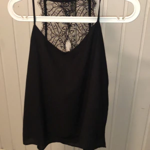 Linne med spets  - Svart linne med spets på ryggen. 20kr frakt