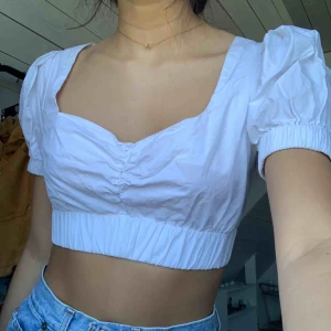 Vit PLT top - Trendig PLT topp, hel och fint skick! Har en liten fläck på insidan som inte syns utåt. Säljer då den har för stora kupor för mig😔 frakt ingår!