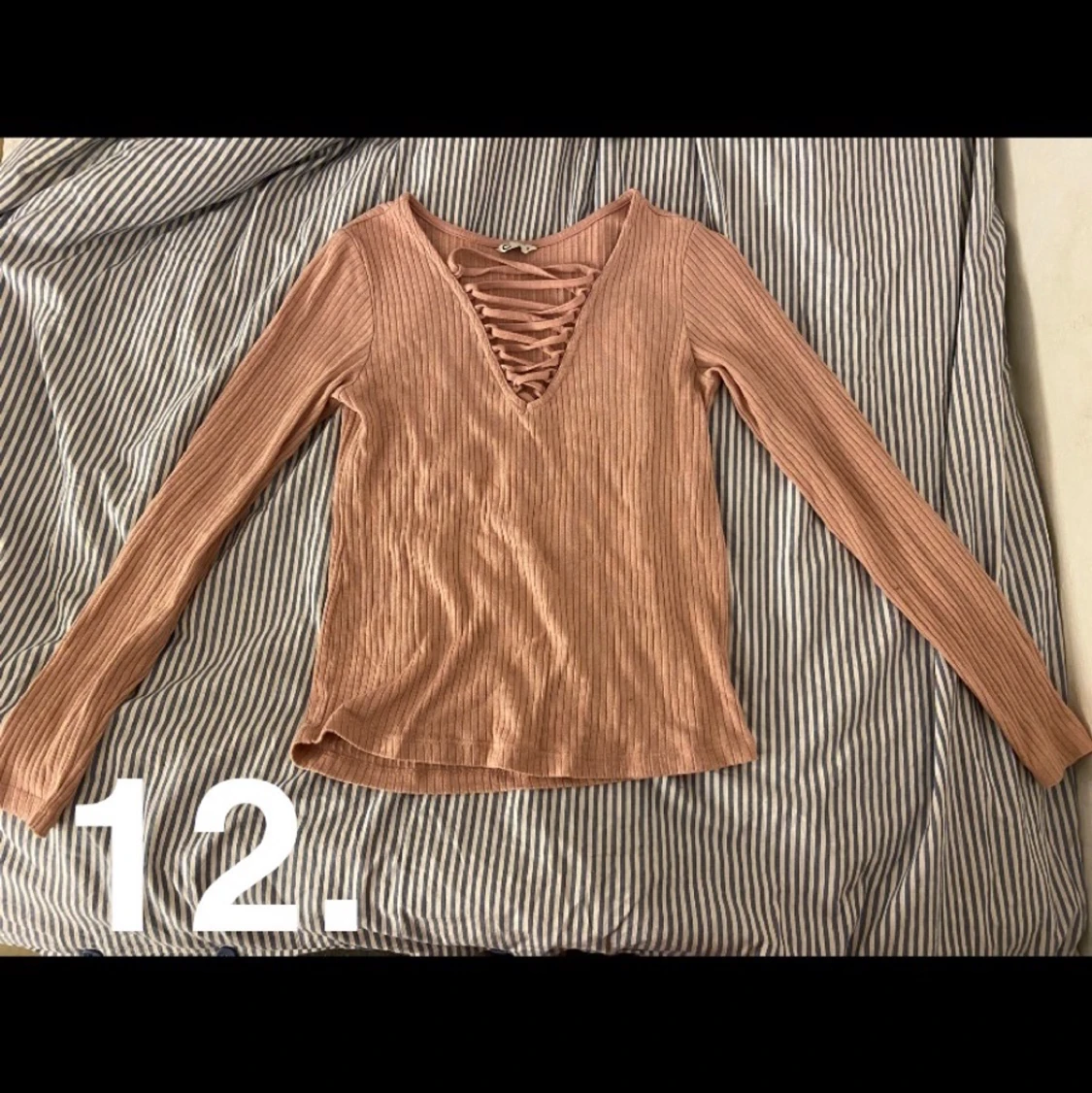 Rosa tröja med snörning