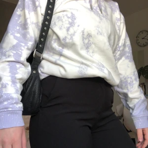 Cool lila hoodie - Säljer denna dunder coola egengjorda hoodie från Soc i storlek S. Förut var hela lila men jag har gjort om den med hjälp av klorin💘💘 Säljer för 263kr inkl frakt